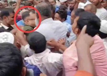 সার না পেয়ে কৃষি কর্মকর্তাকে পেটালেন কৃষকেরা, শেষে ব্যবসায়ীর বাড়িতে আশ্রয়