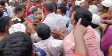 সার না পেয়ে কৃষি কর্মকর্তাকে পেটালেন কৃষকেরা, শেষে ব্যবসায়ীর বাড়িতে আশ্রয়