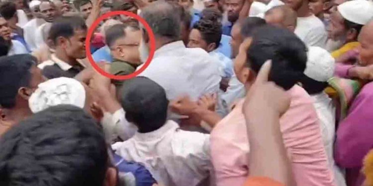 সার না পেয়ে কৃষি কর্মকর্তাকে পেটালেন কৃষকেরা, শেষে ব্যবসায়ীর বাড়িতে আশ্রয়