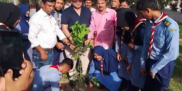 গাইবান্ধা আদর্শ কলেজে বৃক্ষরোপণ ও গাছের চারা বিতরণ