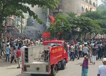 মিরপুরে উচ্ছেদ অভিযানে মার্কেটে আগুন, ধাওয়া-পাল্টা ধাওয়া