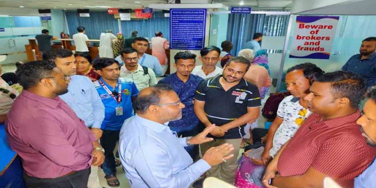 ভিসা আবেদনকারীদের দালাল থেকে সতর্ক থাকার পরামর্শ সহকারী হাইকমিশনারের