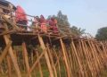 ঝুঁকিপূর্ণ কাঠের সাঁকোতে ১০ গ্রামের মানুষের চলাচল, টেকসই সেতু নির্মাণের দাবি