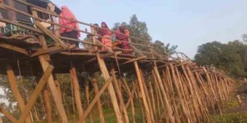 ঝুঁকিপূর্ণ কাঠের সাঁকোতে ১০ গ্রামের মানুষের চলাচল, টেকসই সেতু নির্মাণের দাবি