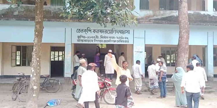 ৫ মাস মাদ্রাসায় অনুপস্থিত থেকেও বেতন! সুপার-ছেলের বিরুদ্ধে অনিয়মের অভিযোগ